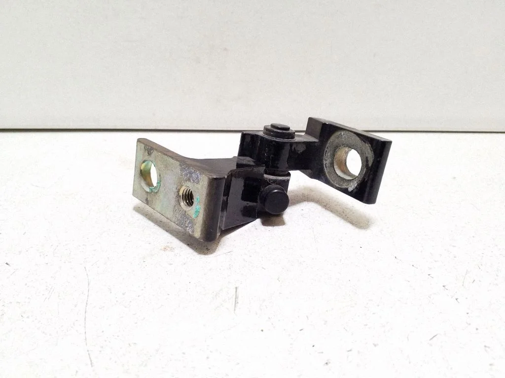 Front door upper hinge – Skoda Superb B6 (3T) (2008-2015)