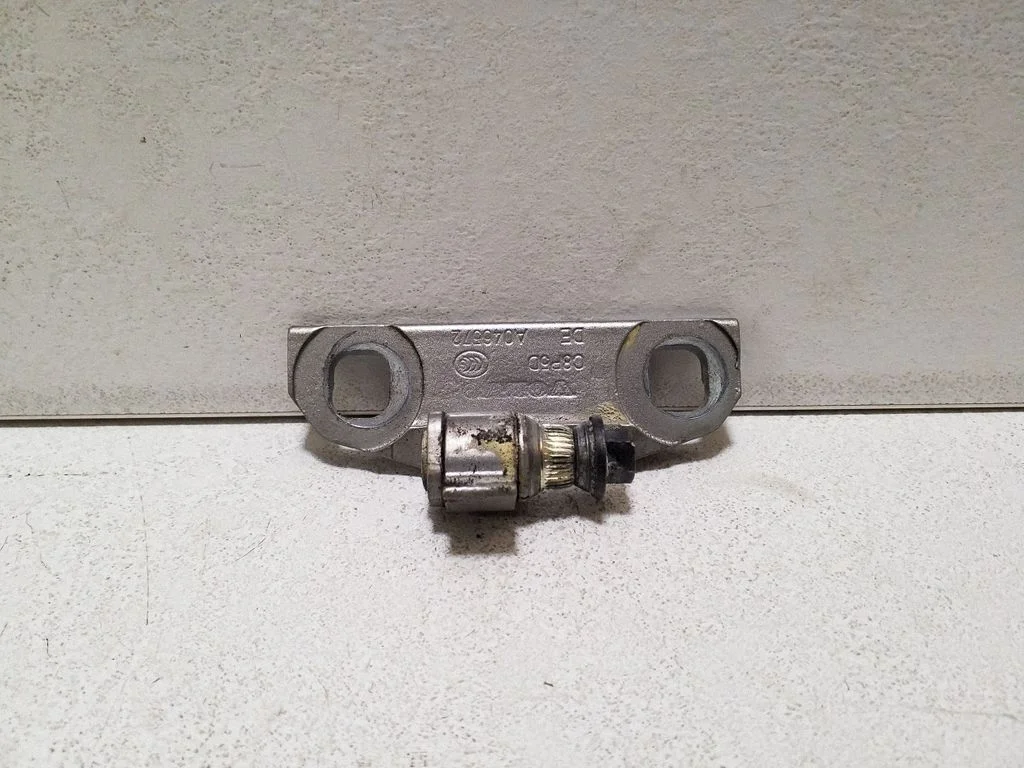 Priekšējā augšējā eņģe – labā