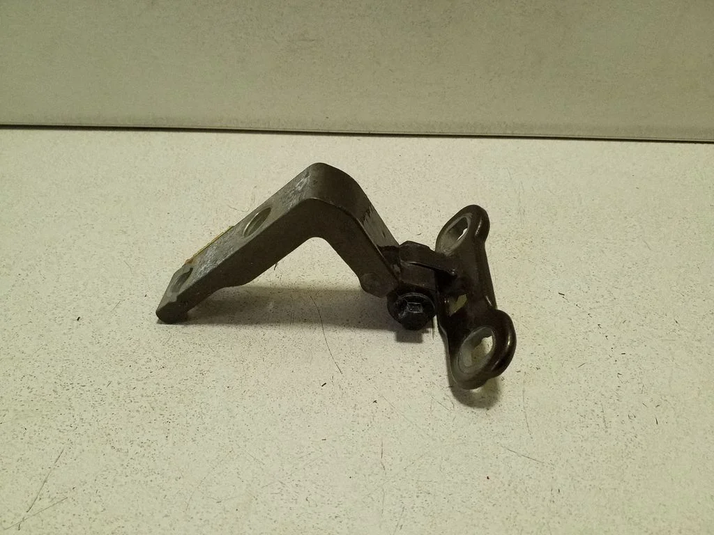 Front door upper hinge 31424586
