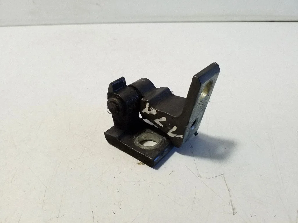 Front door upper hinge 7N0831401
