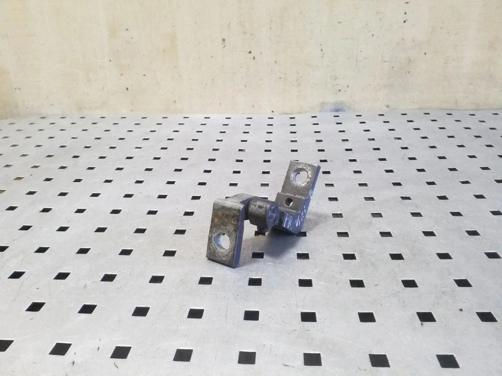 Priekšējā augšējā eņģe – labā