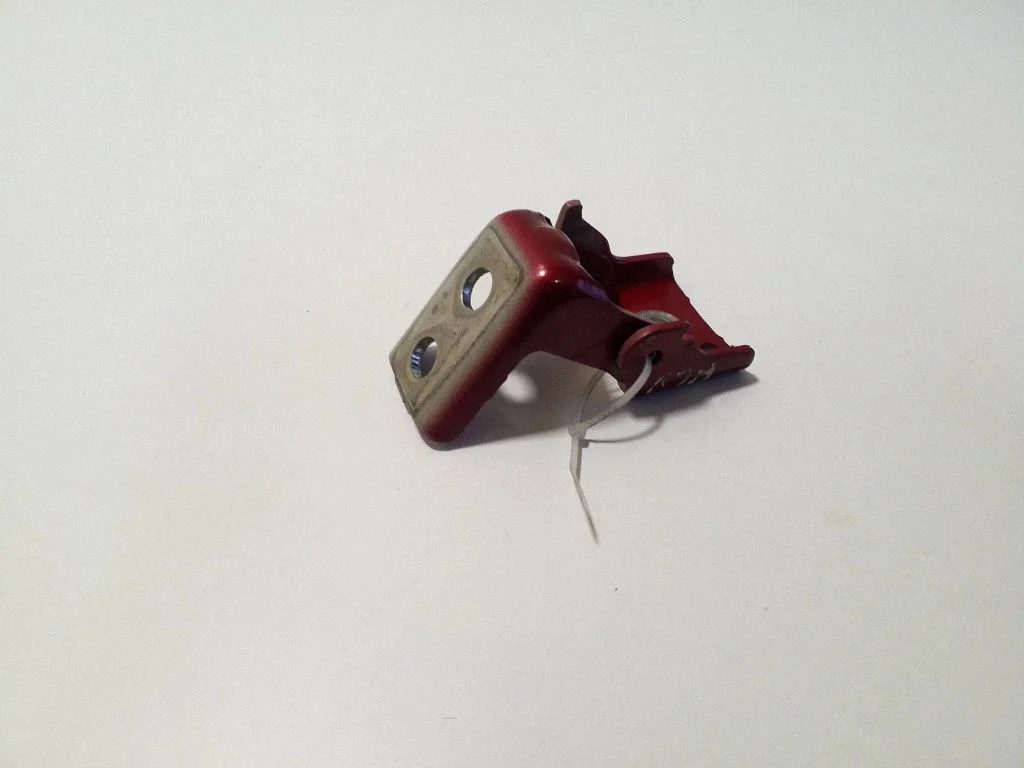Priekšējā augšējā eņģe – kreisā