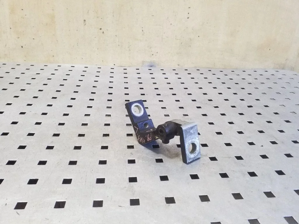 Priekšējā augšējā eņģe – kreisā