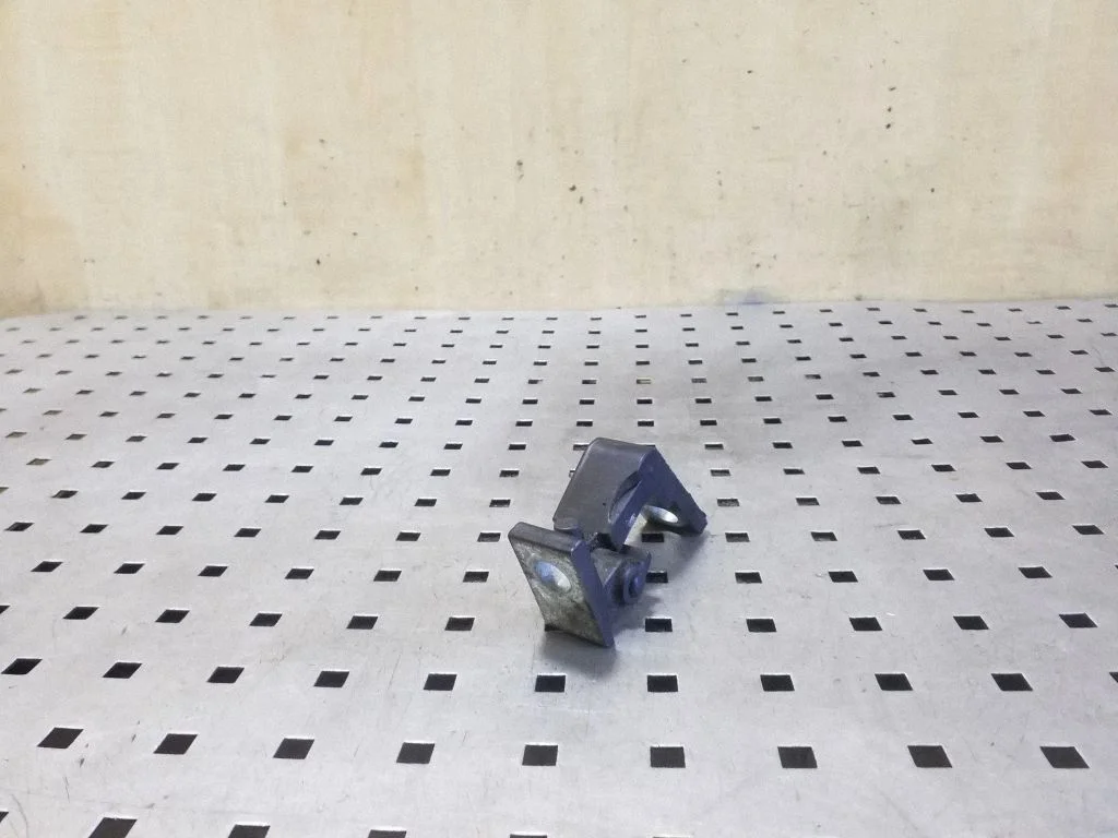 Priekšējā augšējā eņģe – labā
