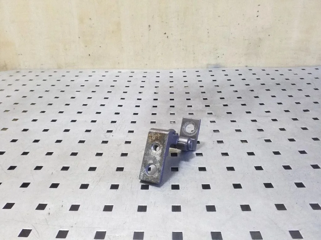 Priekšējā augšējā eņģe – kreisā