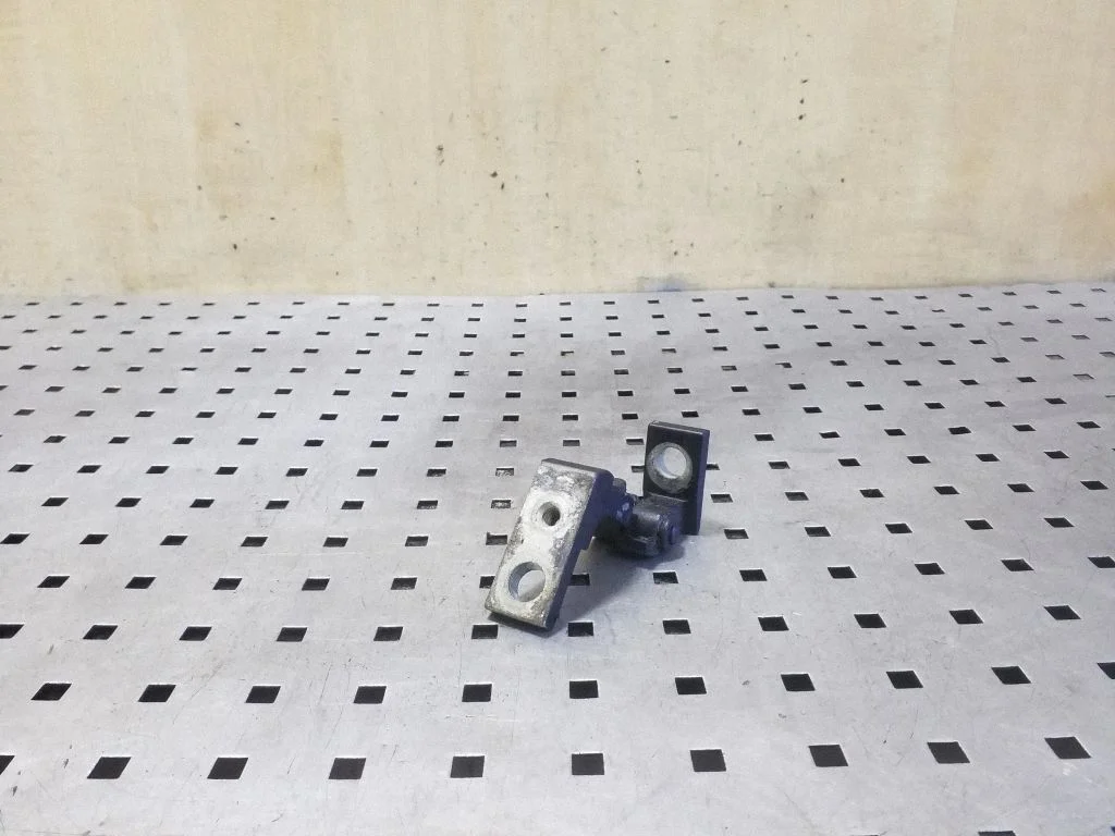 Priekšējā augšējā eņģe – kreisā