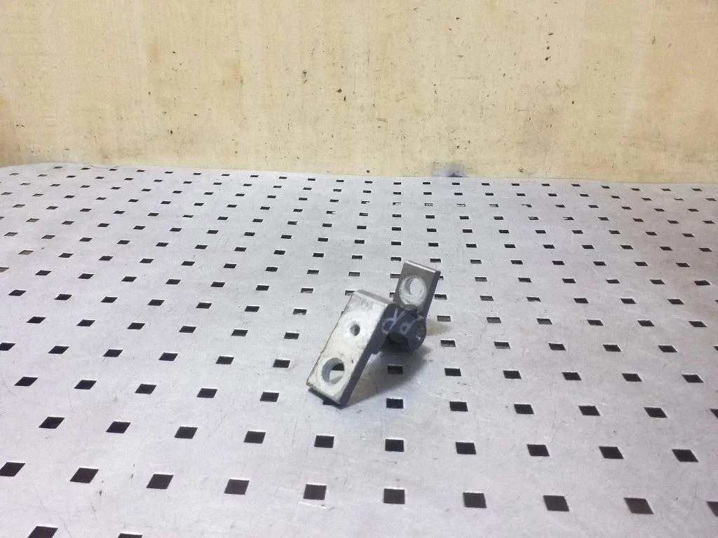 Priekšējā augšējā eņģe – labā