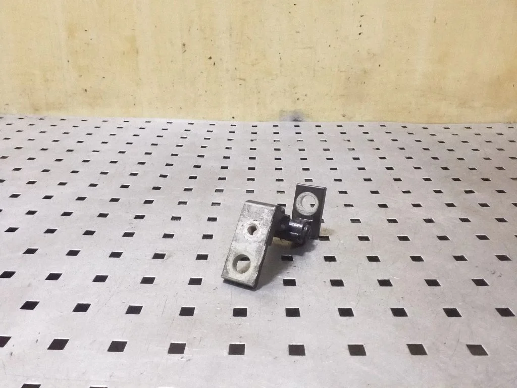 Priekšējā augšējā eņģe – kreisā
