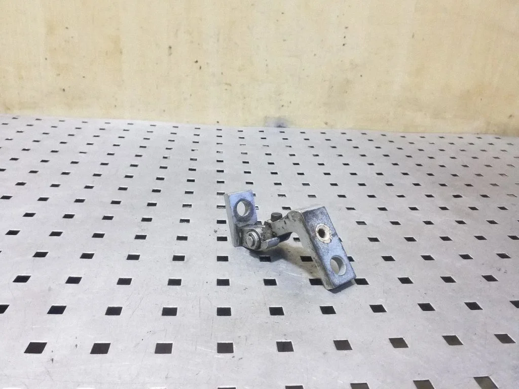 Priekšējā augšējā eņģe – labā