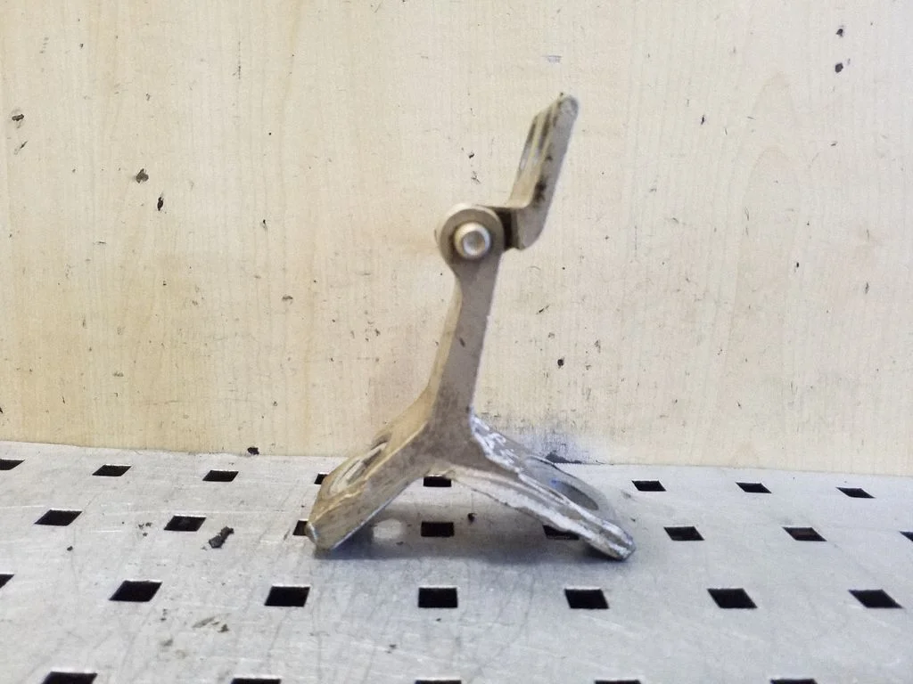 Priekšējā augšējā eņģe 893831401