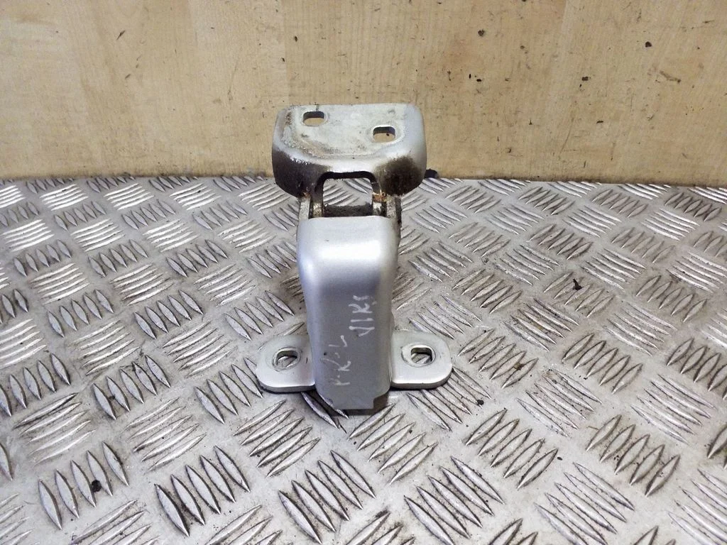 Front door upper hinge 311772N