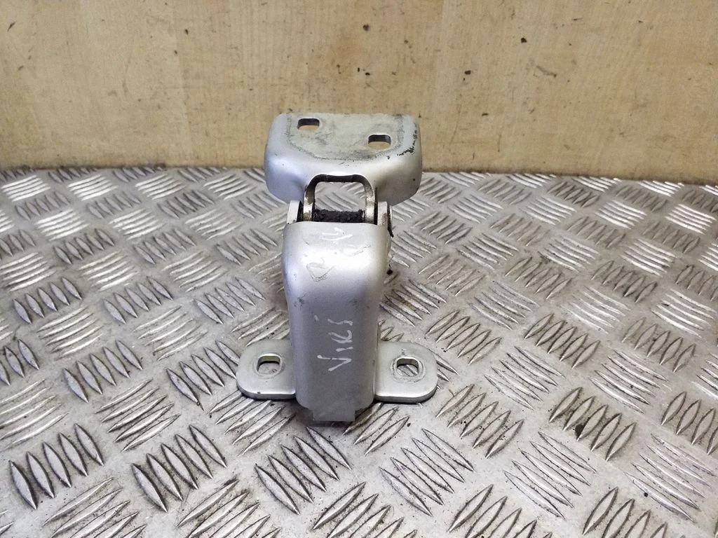 Front door upper hinge 311772N