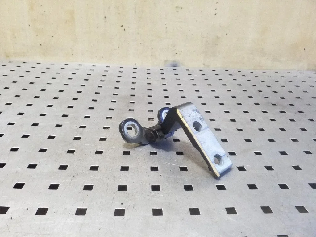 Front door upper hinge 31352689