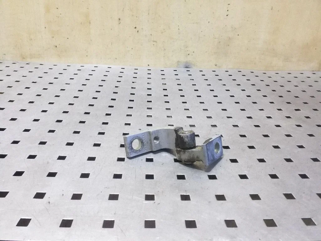 Priekšējā augšējā eņģe – labā