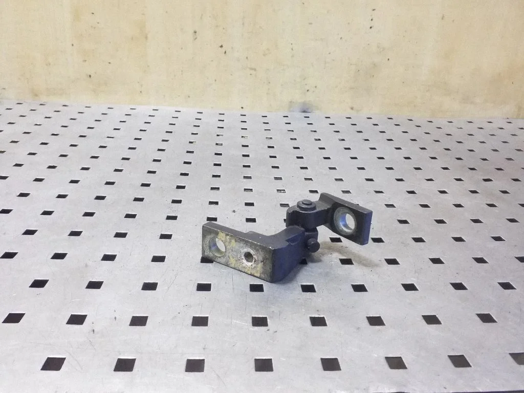 Priekšējā augšējā eņģe – labā