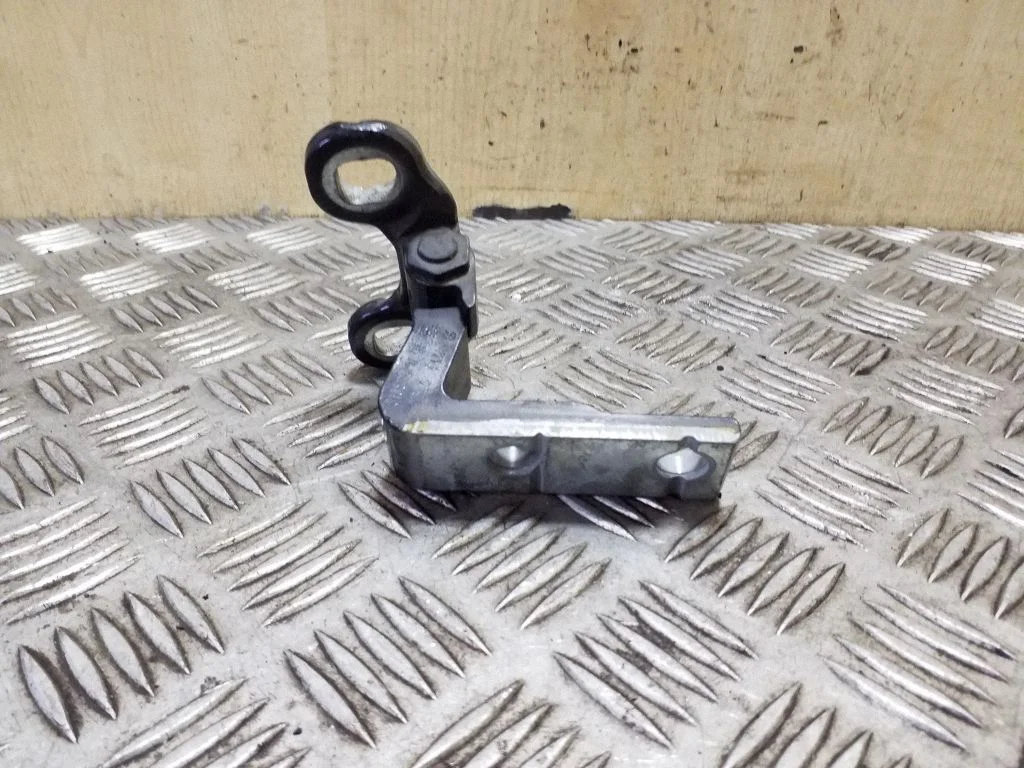 Front door upper hinge 31352638