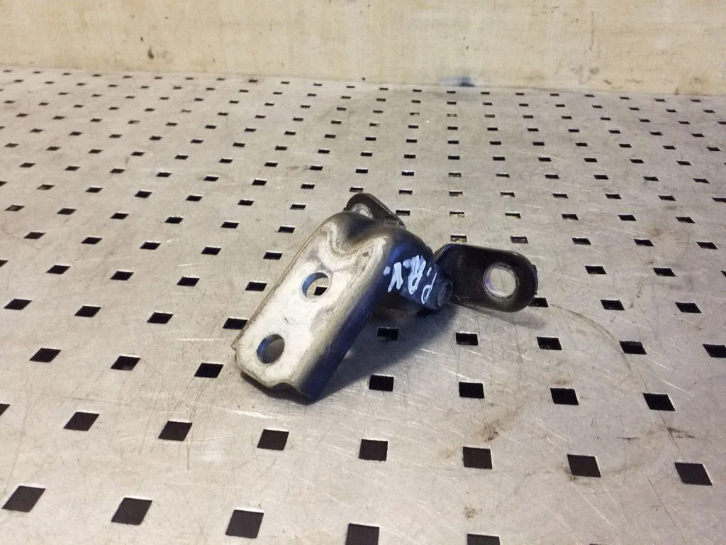 Priekšējā augšējā eņģe A046057