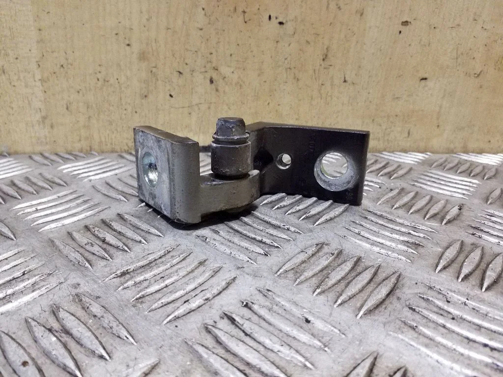 Front door upper hinge – Skoda Octavia Mk2 (1Z) (2004-2013)