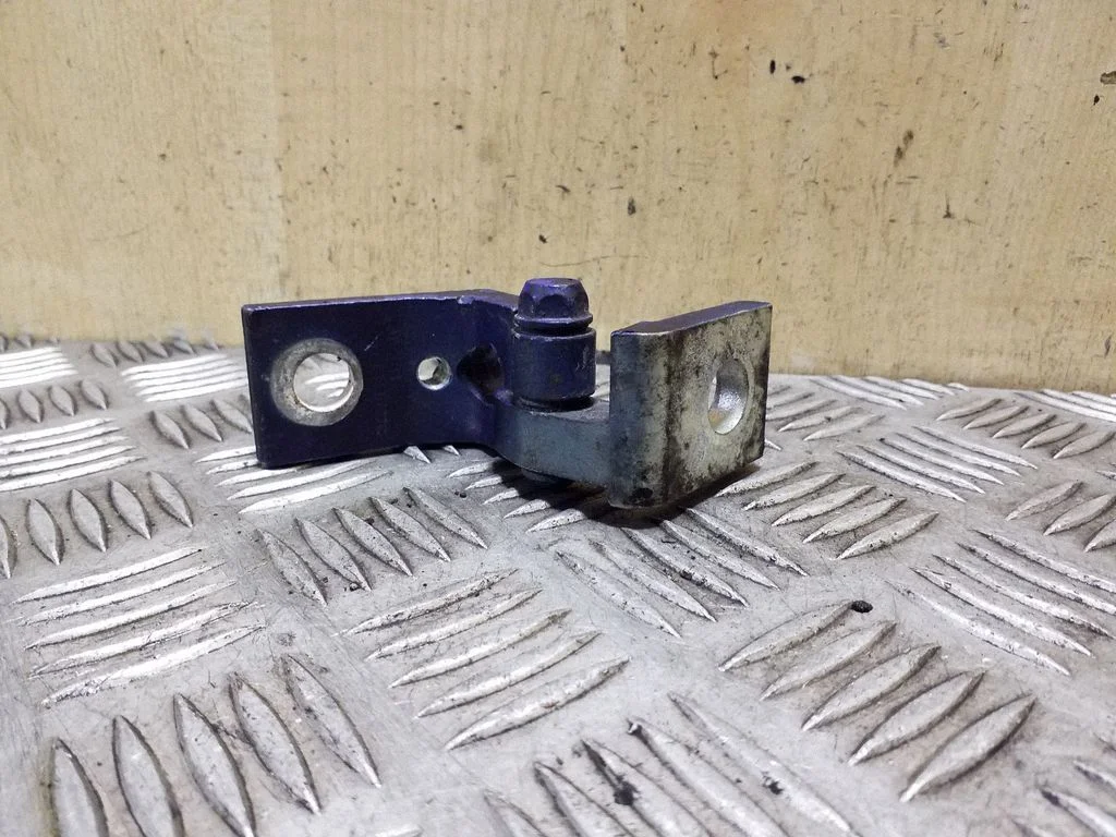 Front door upper hinge 6Y0833402C