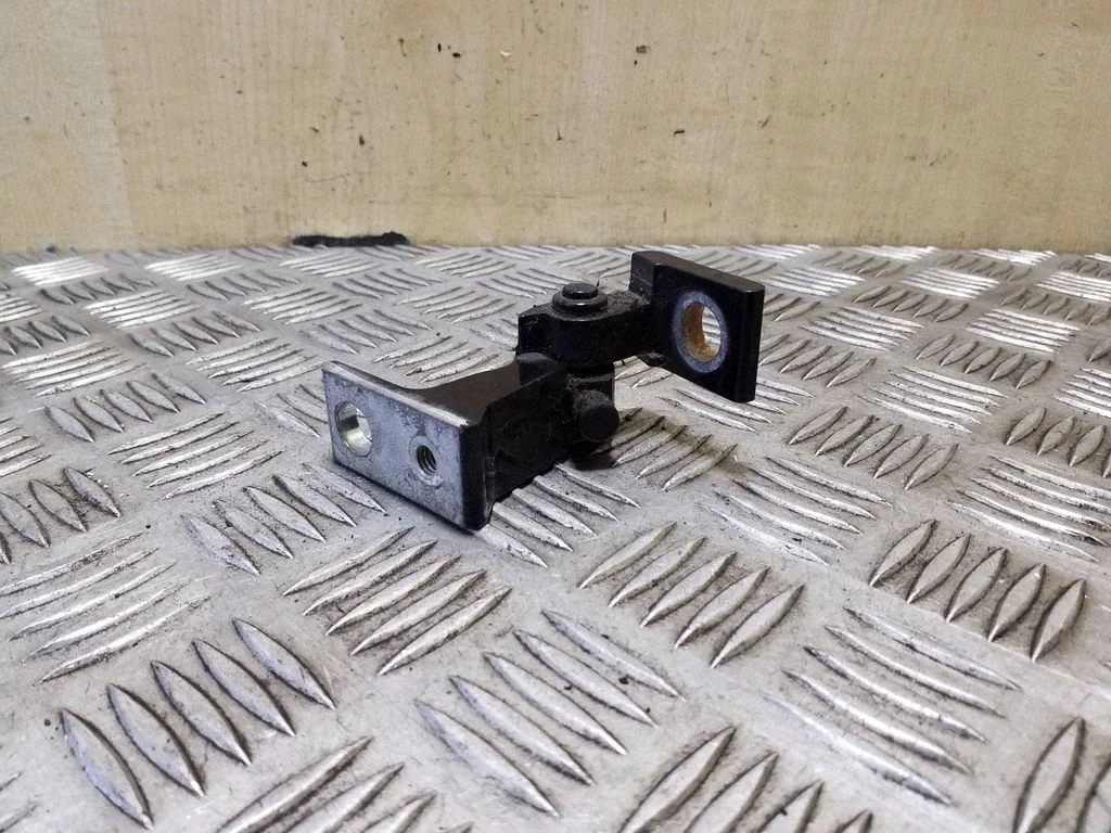 Esiukse ülemine hing 8K0831402E