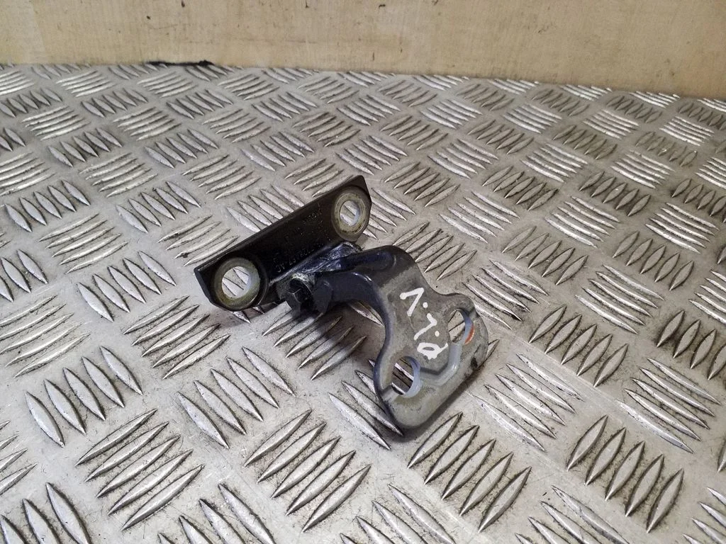 Esiukse ülemine hing 8X23F228A67AC