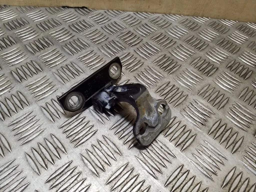 Esiukse ülemine hing 8X23F228A66AC