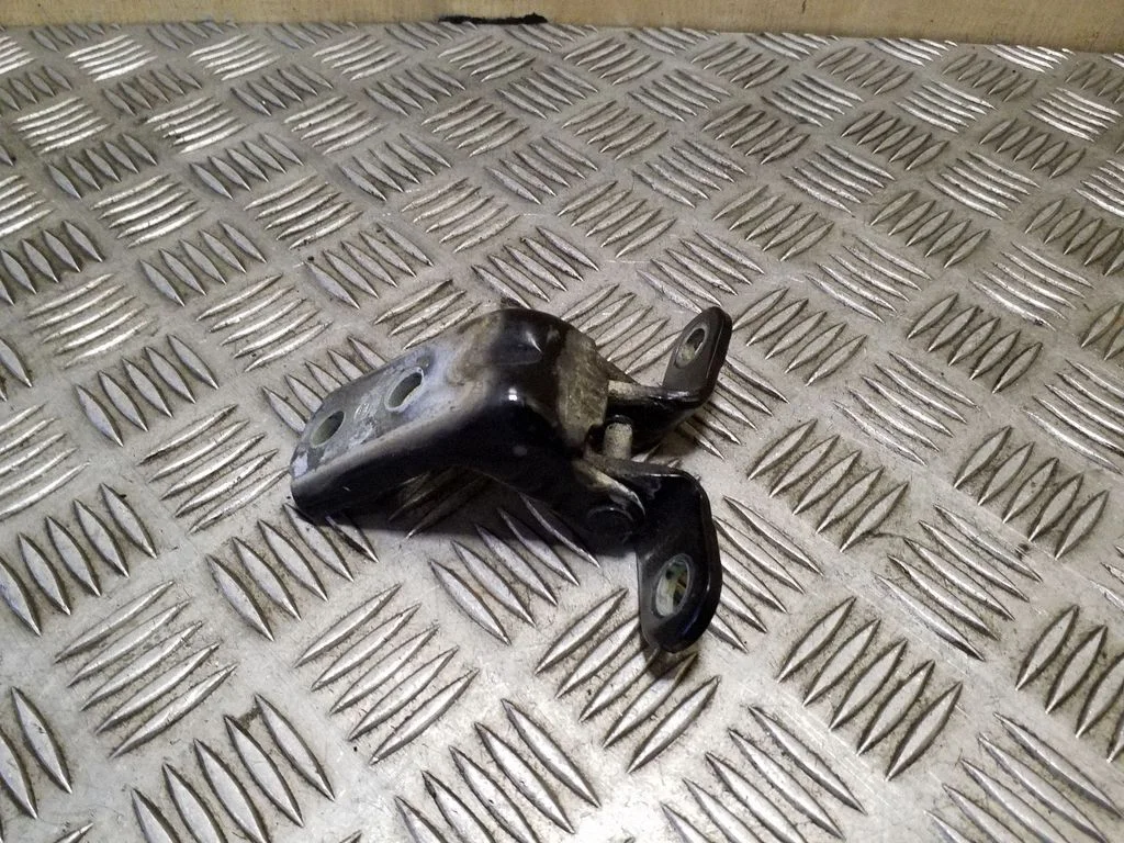 Priekšējā augšējā eņģe – labā