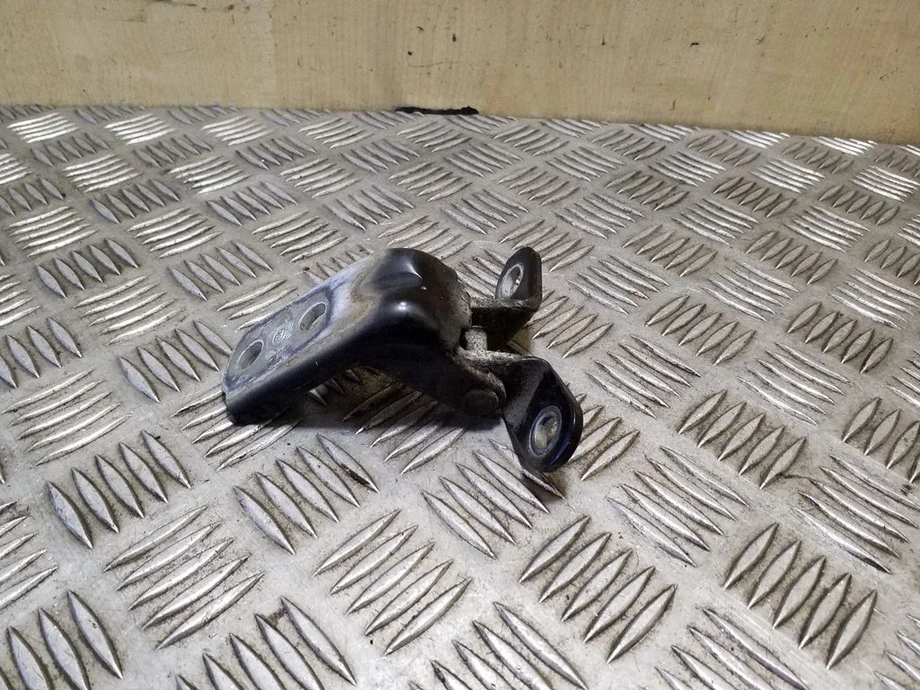 Priekšējā augšējā eņģe – kreisā