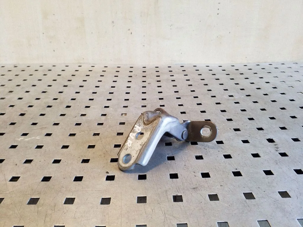 Priekšējā augšējā eņģe – labā