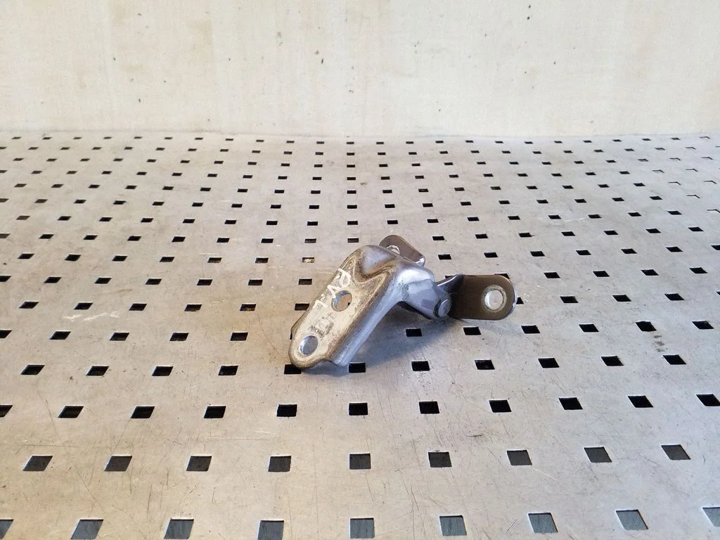 Priekšējā augšējā eņģe – kreisā