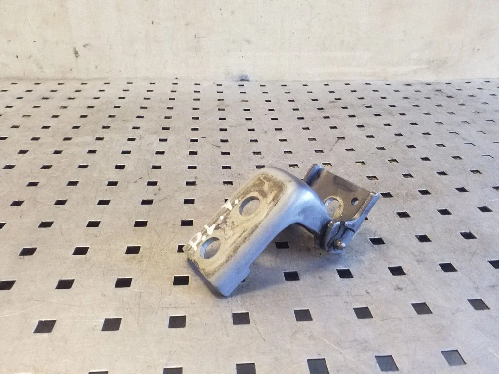 Priekšējā augšējā eņģe – kreisā