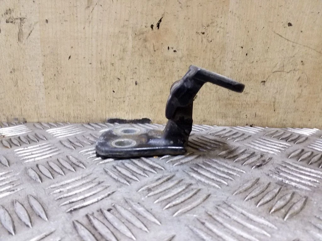 Front door upper hinge – Land Rover Range Rover Sport L320 (2005-2013)