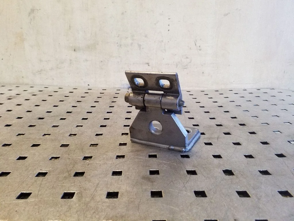 Priekšējā augšējā eņģe 3402819