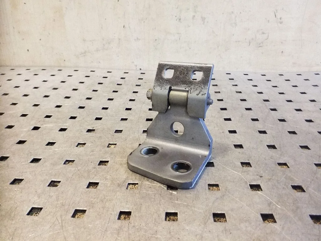 Priekšējā augšējā eņģe 3402820