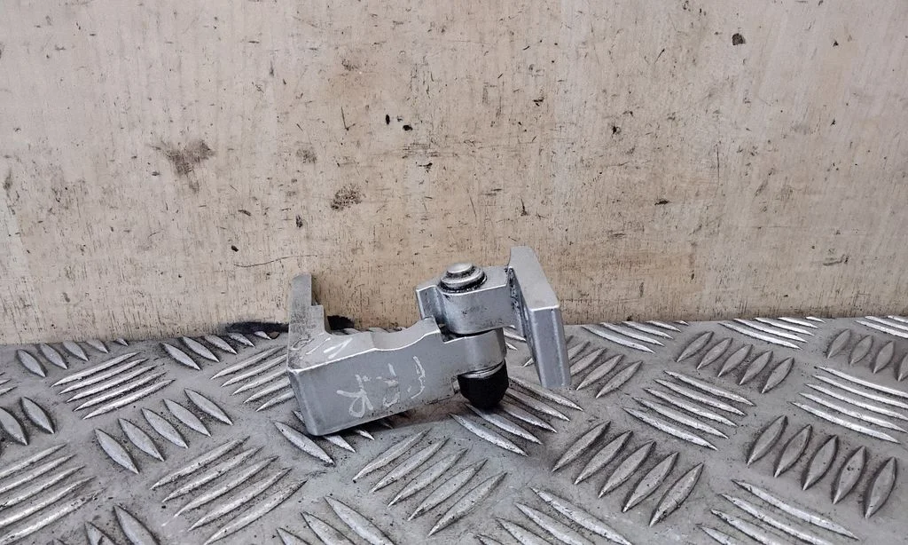 Front door upper hinge 7L0831402B