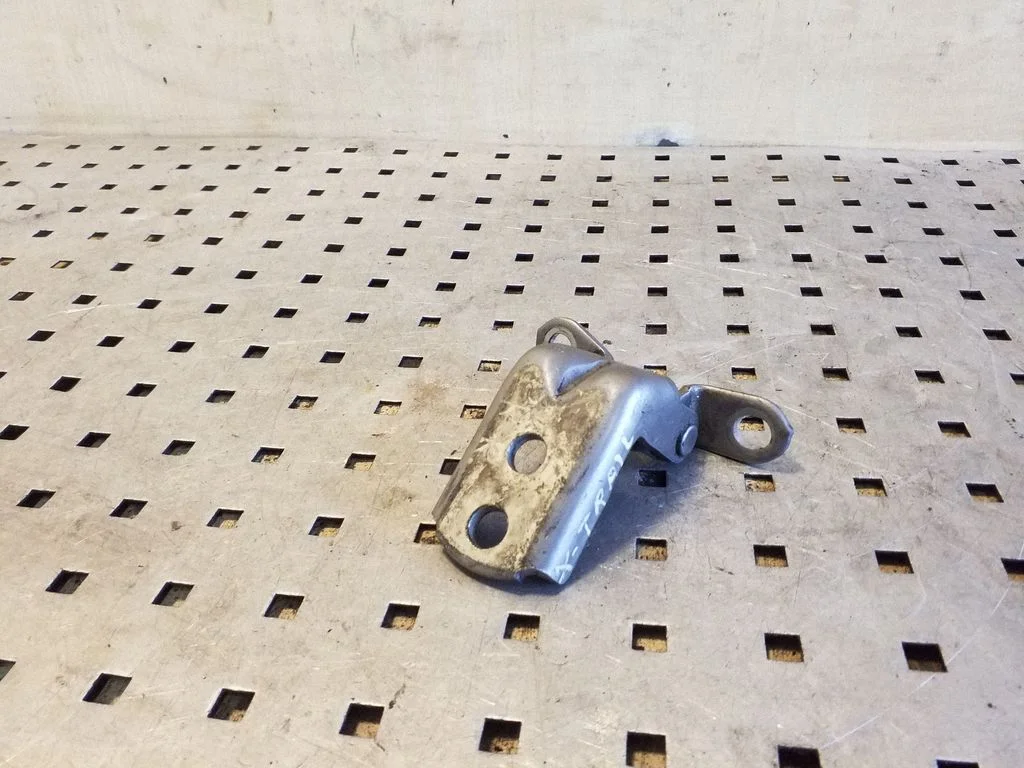 Front door upper hinge – Nissan X-Trail T31 (2007-2014)