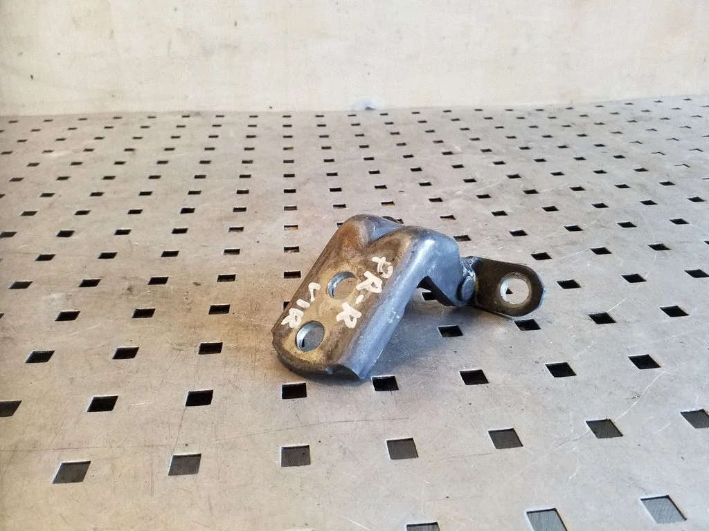 Front door upper hinge – Nissan X-Trail T31 (2007-2014)