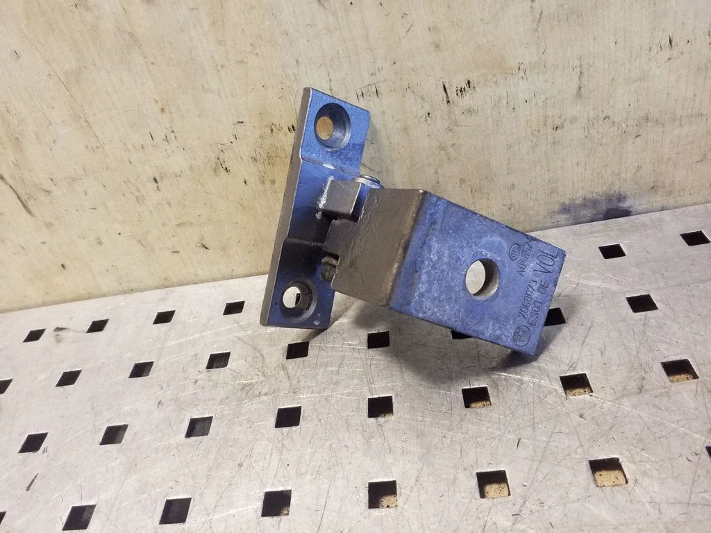Front door upper hinge 7068073