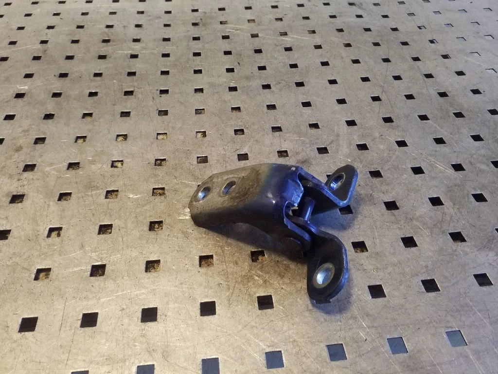 Priekšējā augšējā eņģe – kreisā