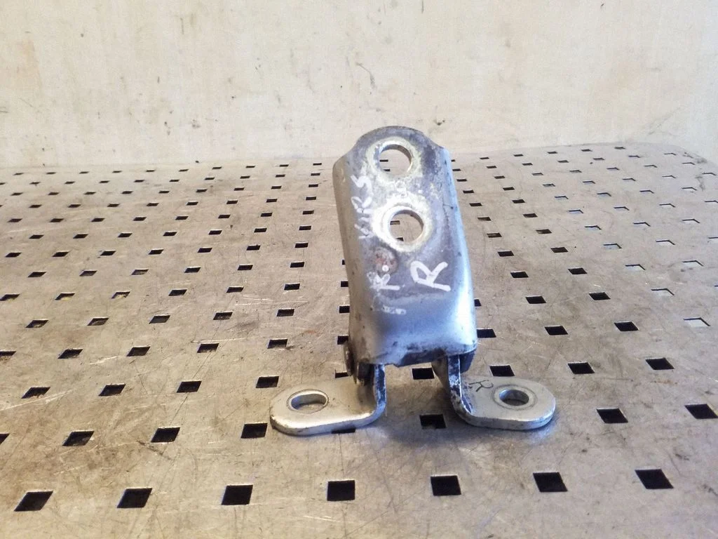 Priekšējā augšējā eņģe – labā