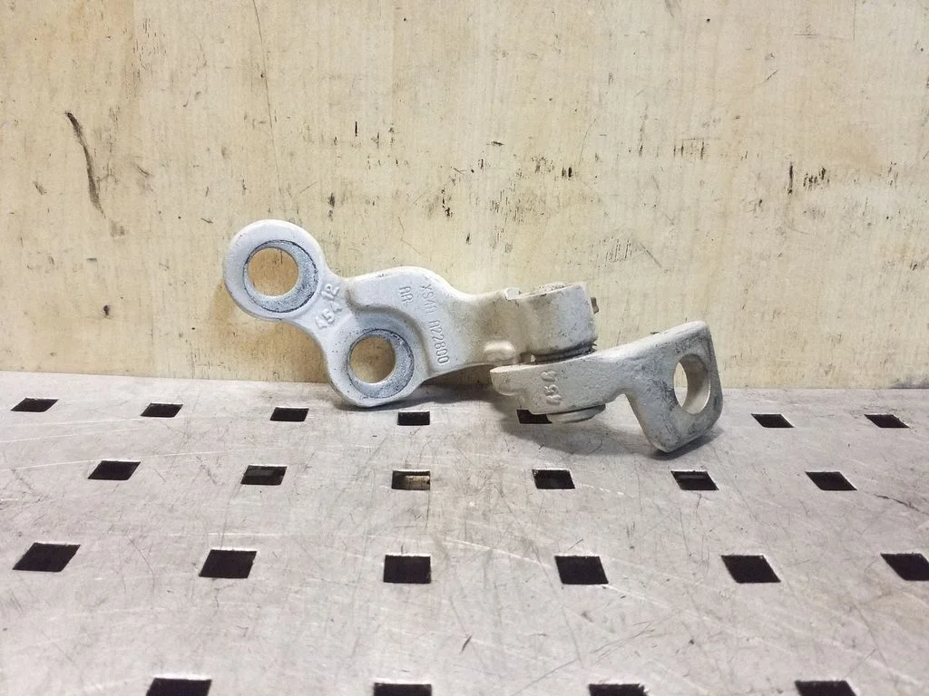 Front door upper hinge – Ford Focus (1998-2004)