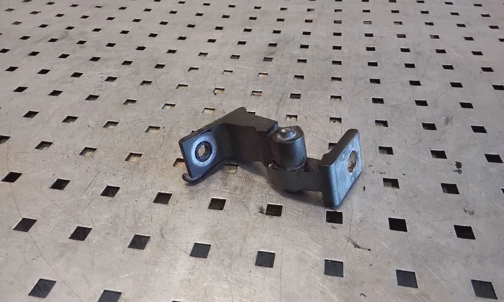 Front door upper hinge – Audi Q5 SQ5 8R (2008-2017)