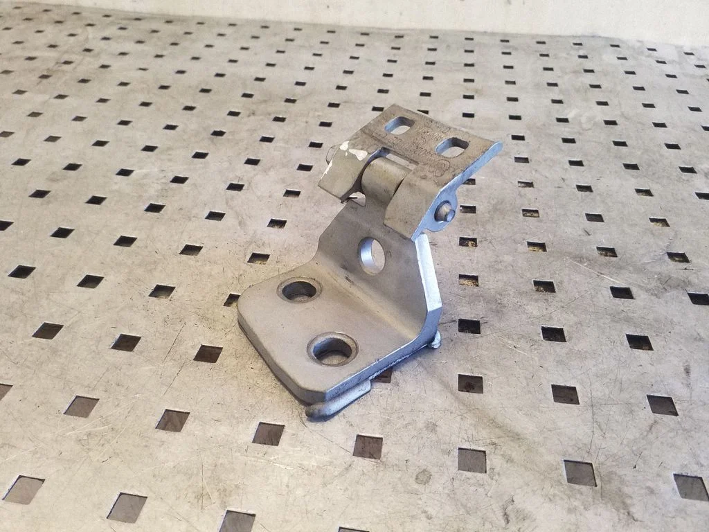 Priekšējā augšējā eņģe A046574