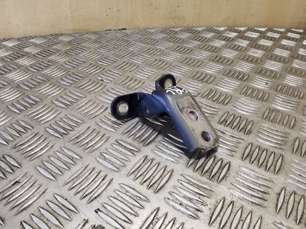 Priekšējā augšējā eņģe – kreisā