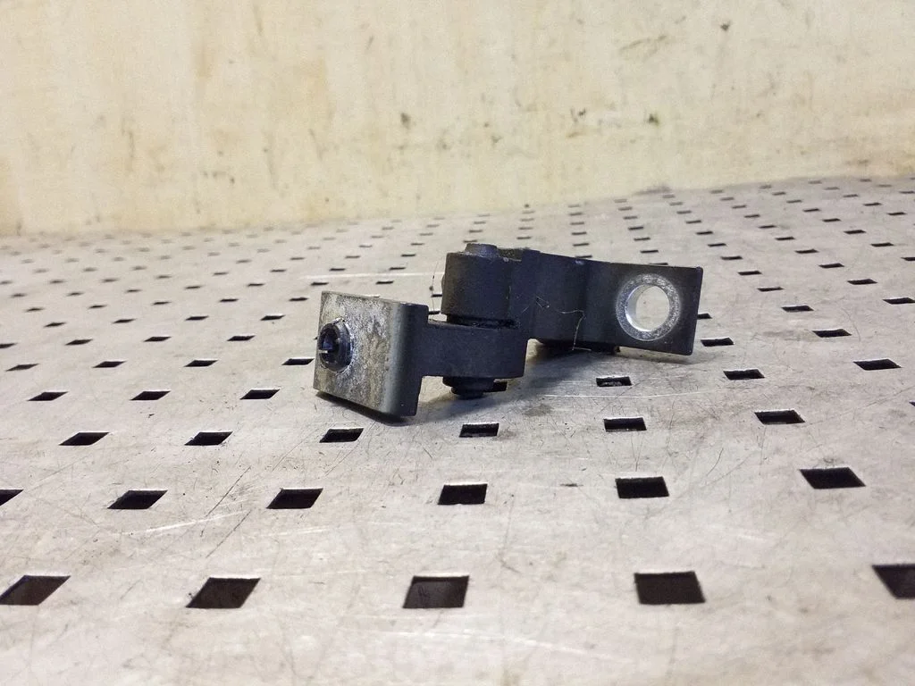 Front door upper hinge – Audi Q5 SQ5 8R (2008-2017)