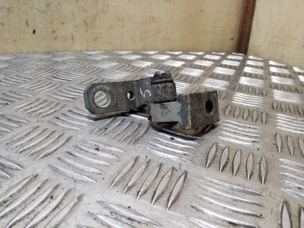 Front door upper hinge 600831402B