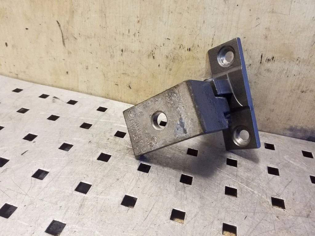 Front door upper hinge A046574