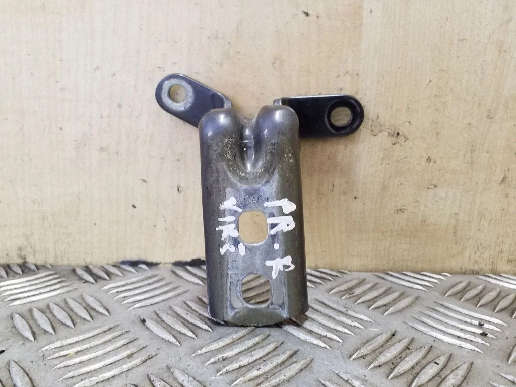 Priekšējā augšējā eņģe – labā