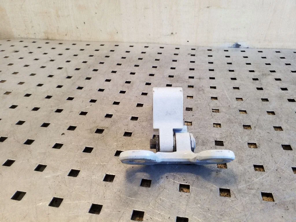 Priekšējā augšējā eņģe – priekšējā labā