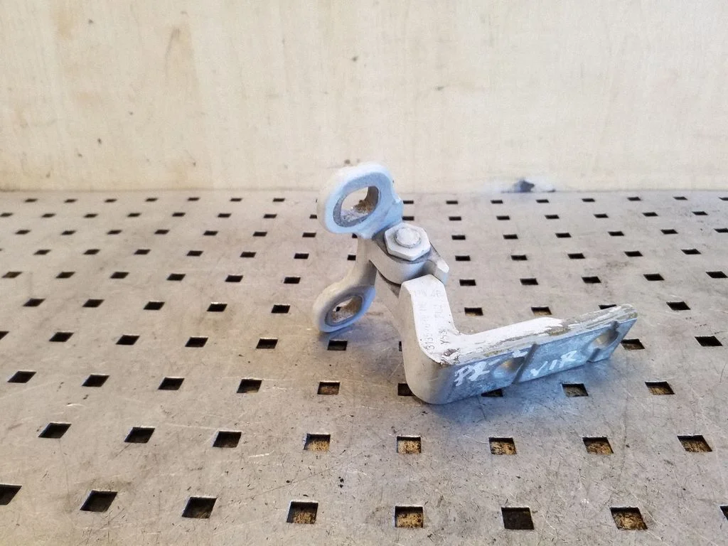 Priekšējā augšējā eņģe – priekšējā kreisā